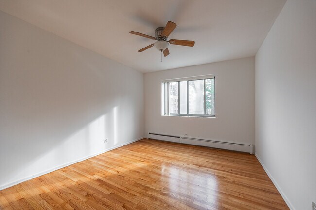 Building Photo - 6250 N Kenmore Ave
