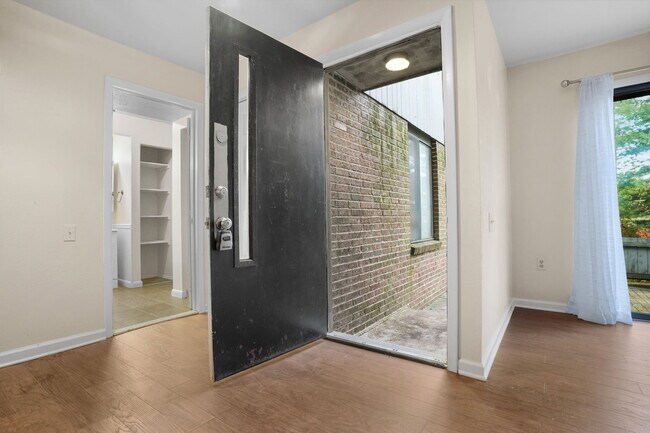 Building Photo - 622 Main St