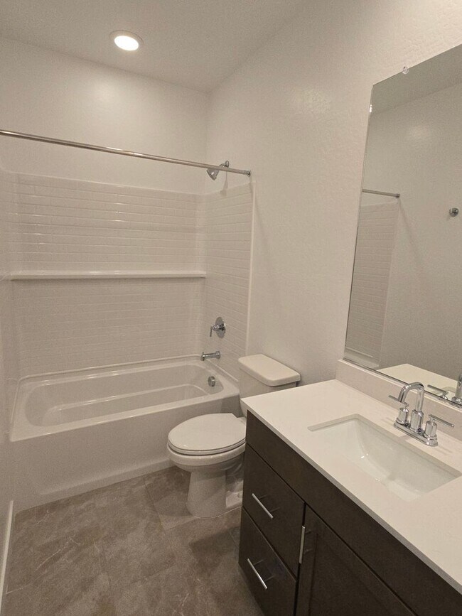 Building Photo - Newly built 3bed 2 bath townhome in mesa