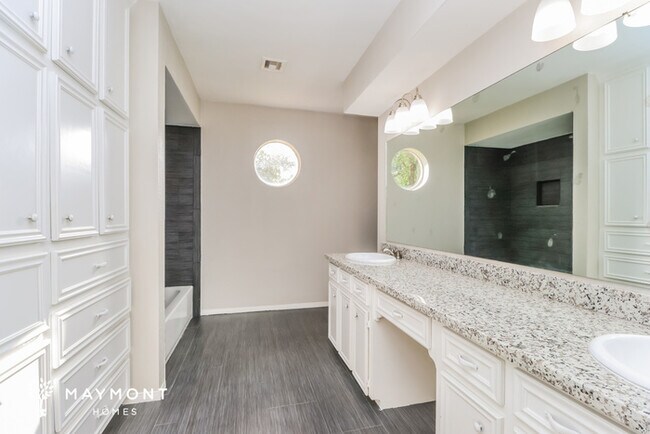 Building Photo - 15611 Pebble Bend Dr