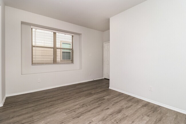 Building Photo - 5529 Eagle Point Dr