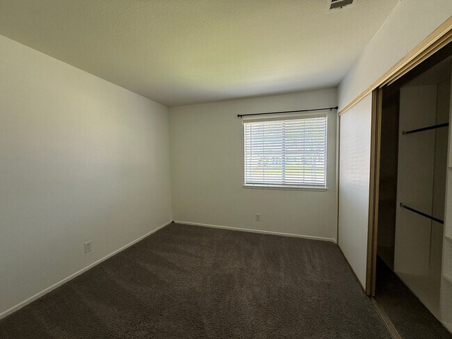Building Photo - First Time rental in Central Simi Valley, 3 bed, 2 bath