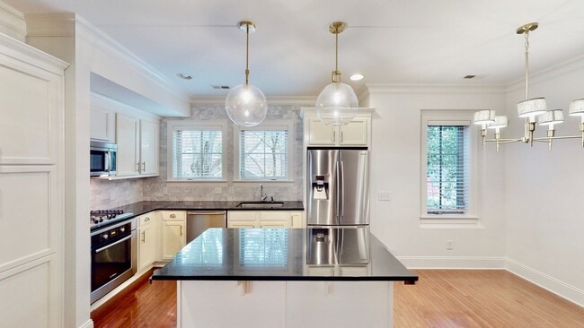 Building Photo - 1328 Ordermore Ave