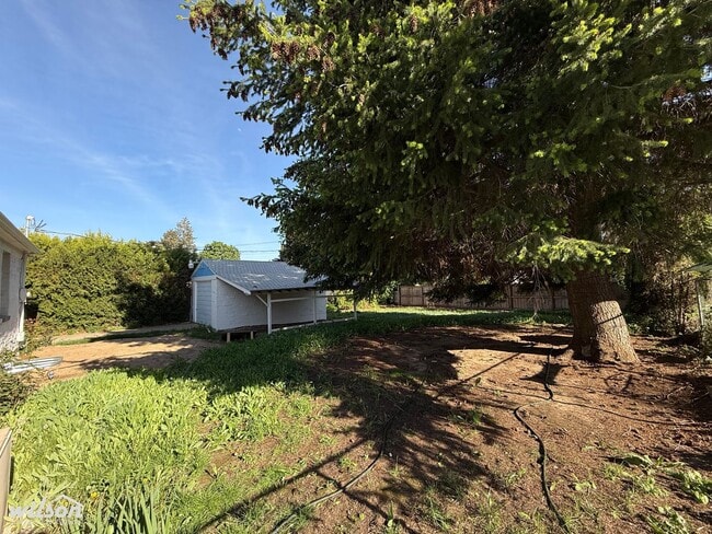 Building Photo - West Yakima 3-Bedroom Home with Spacious Living Areas