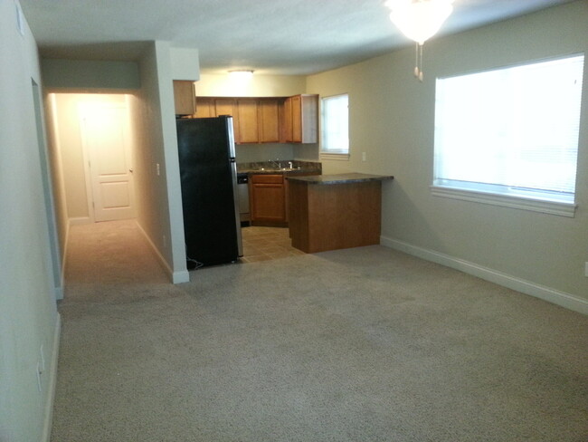 Building Photo - 2 bedroom, 1 bath condo near west side cam...