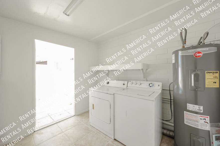 Building Photo - 410 N Ironwood