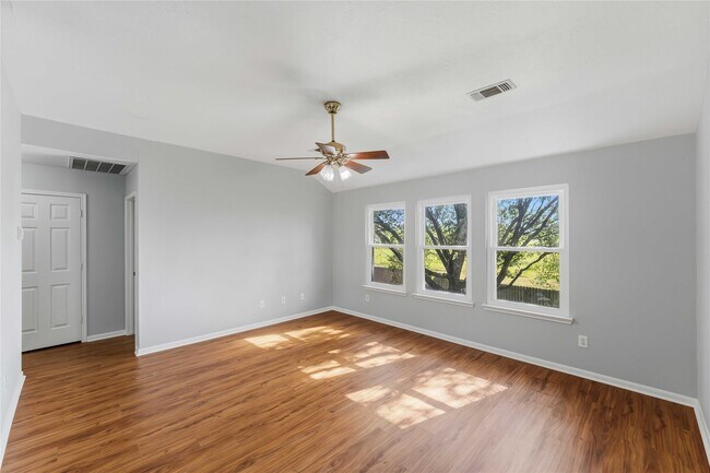 Building Photo - 3111 Glenwood Dr