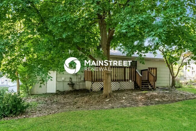 Building Photo - 3 Bedroom Pet-Friendly Home in Shawnee, KS with Main Street Renewal