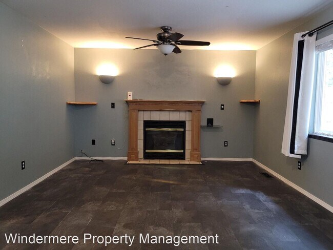 Building Photo - 3 br, 2.5 bath House - 943 NE Winston Drive