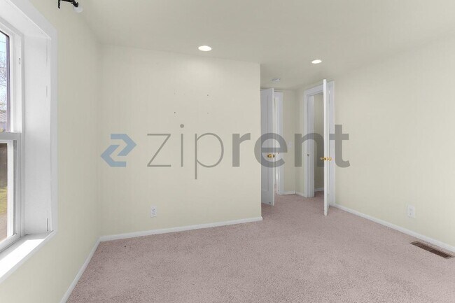 Building Photo - 5526 S Avon St