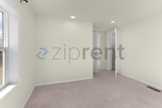 Building Photo - Unit