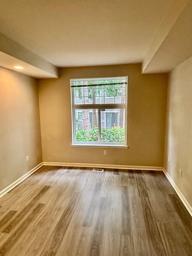 Building Photo - 2 Bed / 2 Bath Bellevue Condo $2,595/mo