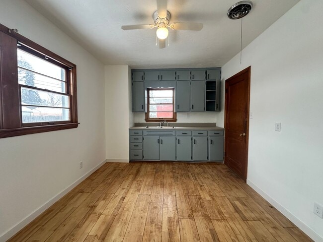 Building Photo - Two Bedroom One Bathroom Available in Battle Creek