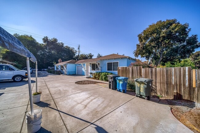 Building Photo - East Palo Alto Duplex for Rent - $3,000/mo
