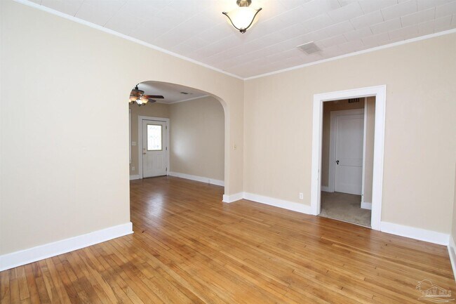 Building Photo - 1504 E Strong St