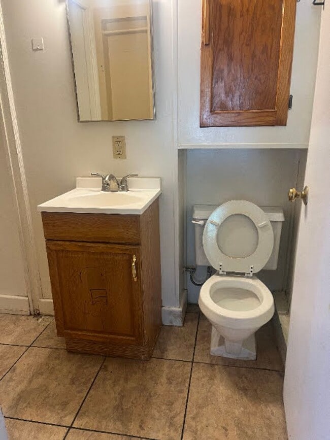 Building Photo - Animal Friendly 2 bed 2 bath