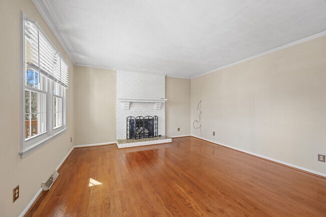 Building Photo - 3 Bedroom House in Forest