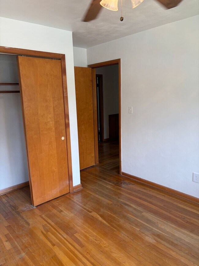 Building Photo - Rooms for Rent