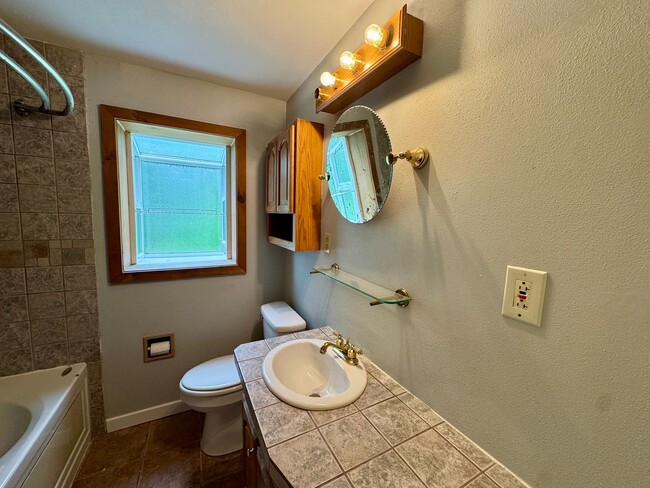 Building Photo - One Block to Lake Washington, Available Aug 1st