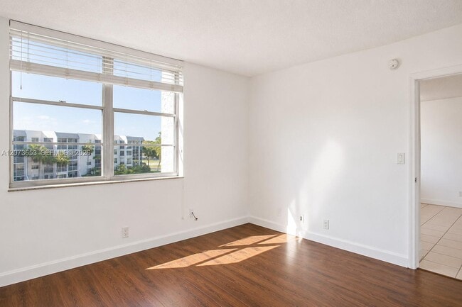 Building Photo - 9230 Lagoon Pl