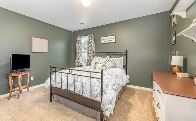 Building Photo - Beautifully 4-bedroom, 2.5-bathroom spacio...