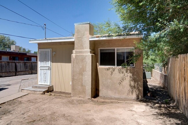 Building Photo - 306 Stanford Dr SE