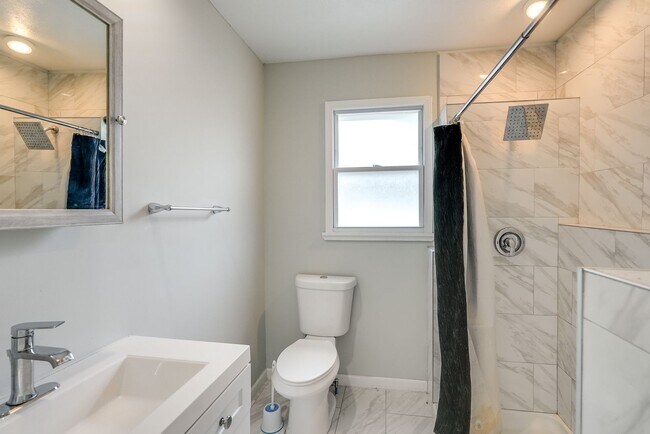 Building Photo - 1212 Rowley Ave