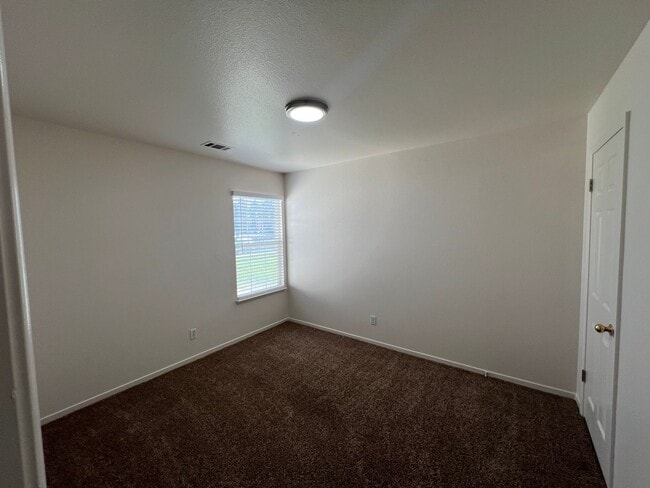 Building Photo - Single story home located in Waterford!