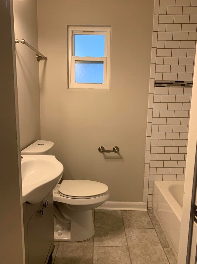 Building Photo - 421 Parkwood Dr