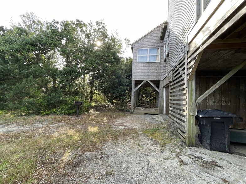 Building Photo - 56128 Elizabeth Ave