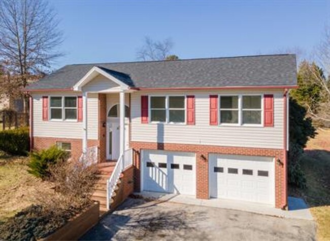 Building Photo - Spacious House In Christiansburg