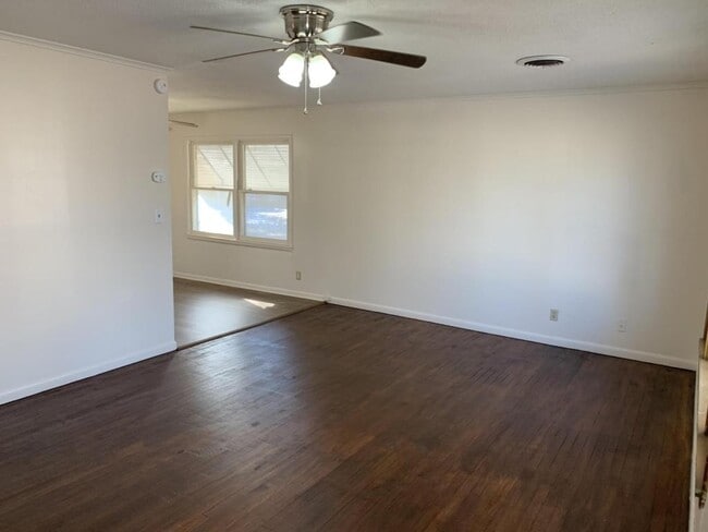 Building Photo - 2121 E Eucalyptus Ave