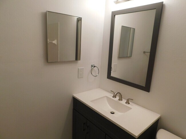 Building Photo - 2 Bed 2 Bath Split Plan Condo at Sunset Lake on Turkey Lake