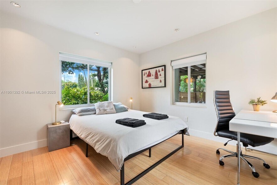 Building Photo - 5800 SW 50th Ter