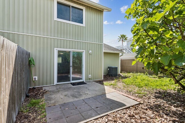 Building Photo - Adorable Beach Townhouse Close to Downtown