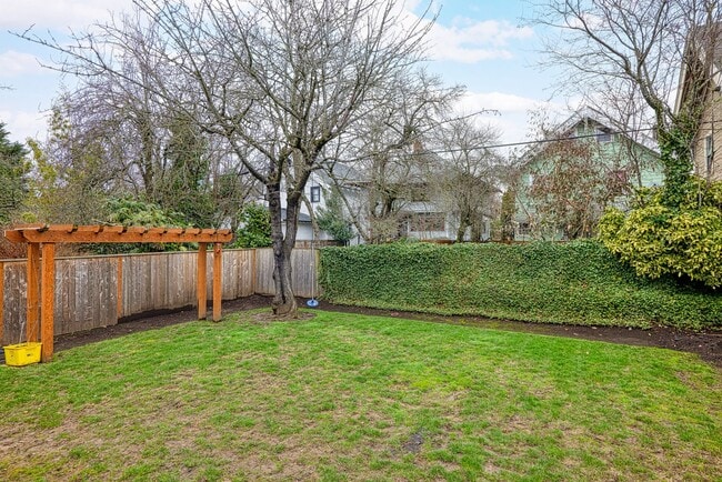 Building Photo - URBAN UPDATED 4 Bedroom/3 Bath CRAFTSMAN S...