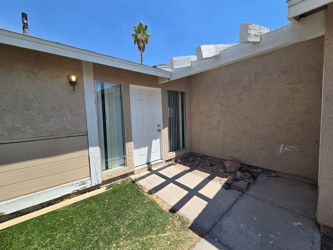 Building Photo - 3 Bedroom Home off of Hollywood– Now Offer...
