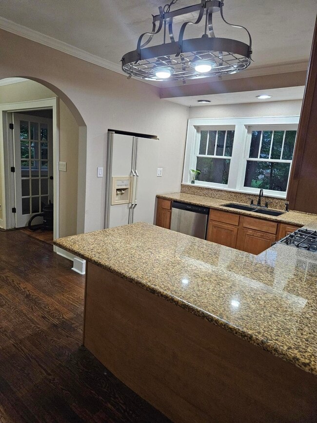 Building Photo - 619 S Kentwood Ave