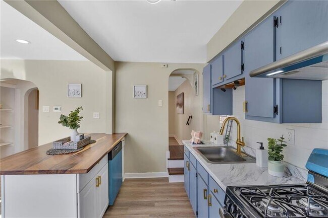 Building Photo - 407 Short Canal St