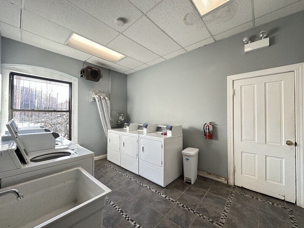 Building Photo - 634 W Barry Ave