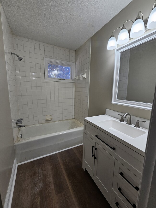 Building Photo - 718 E Maple Ave