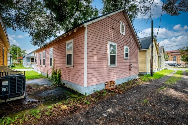 Building Photo - 1945 Redell St