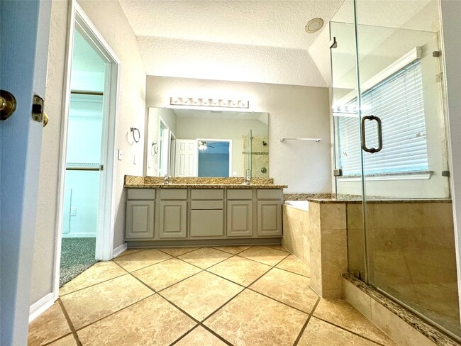 Building Photo - 20914 Medallion Pointe Dr