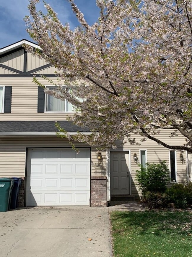 Building Photo - Town Home in Hidden Gardens