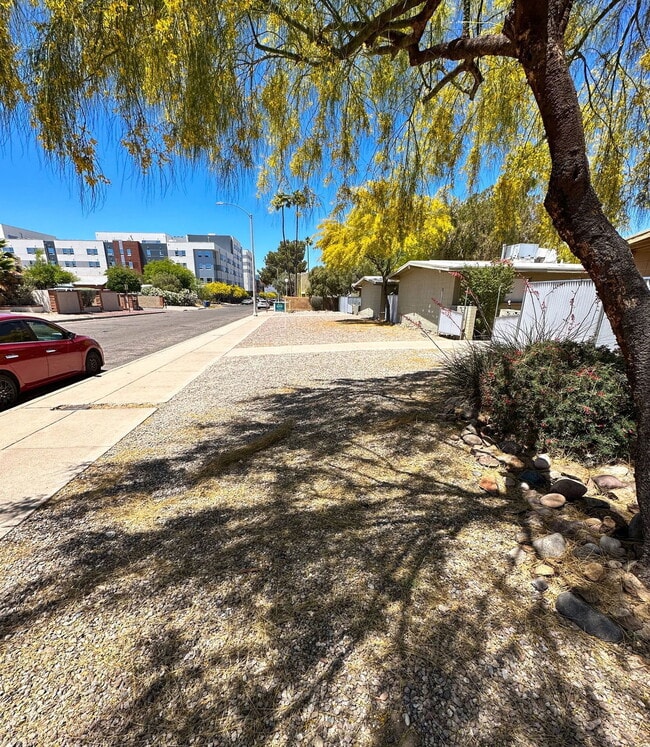 Building Photo - 1233 E Drachman St