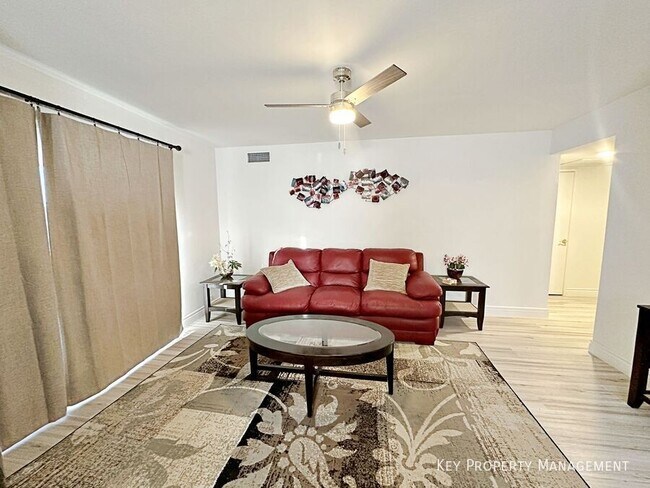 Building Photo - 1405 E Vegas Valley Dr