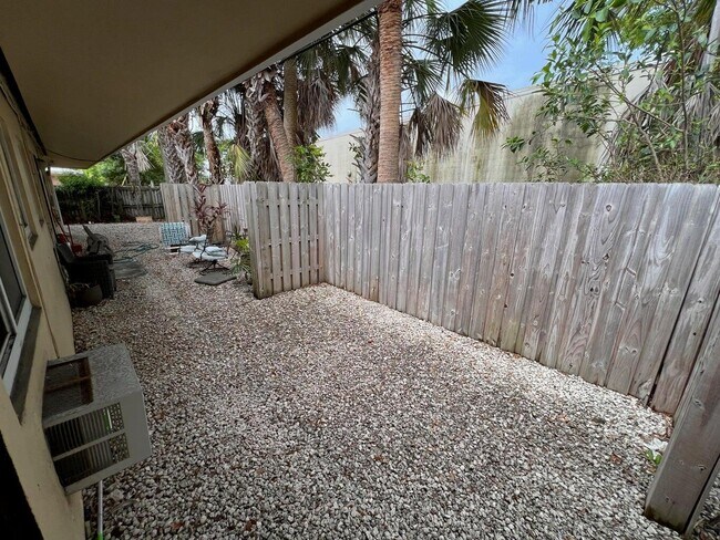 Building Photo - 2809 Middle River Dr