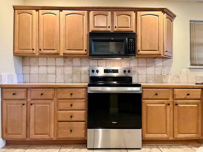 Building Photo - 5 bedroom and 3 bathroom two level house