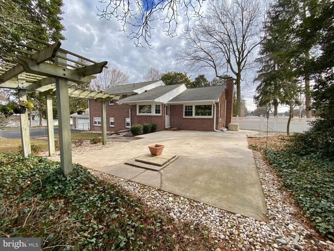 Building Photo - 515 Lakeview Ave