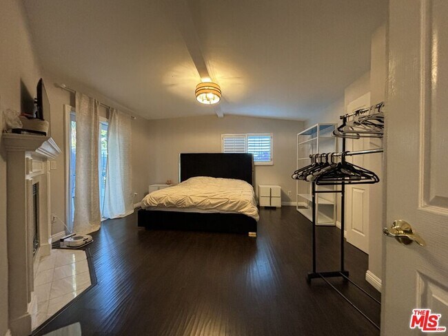 Building Photo - 10824 Paso Robles Ave